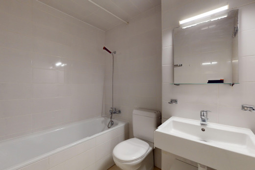 bad mit toilette, kombiniertes bad / dusche, waschbecken, spiegel, und fliesenwand