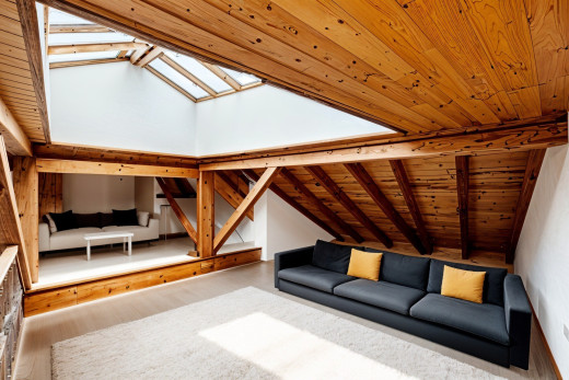 wohnzimmer mit holzdecke, dachfenster, parkettboden, balkendecke, und dachschräge