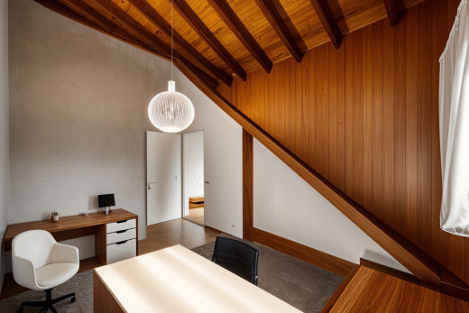 zimmer / schlafzimmer mit dachschräge, holzdecke, balkendecke, und holzwand