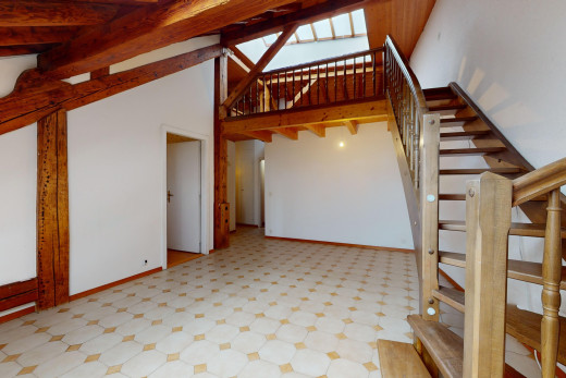 treppe mit balkendecke, fliesenboden, hohe decke, und dachschräge