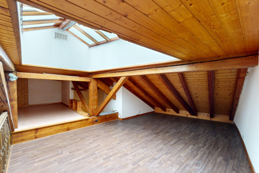 leerer raum mit balkendecke, holzdecke, dachfenster, dachschräge, und parkettboden