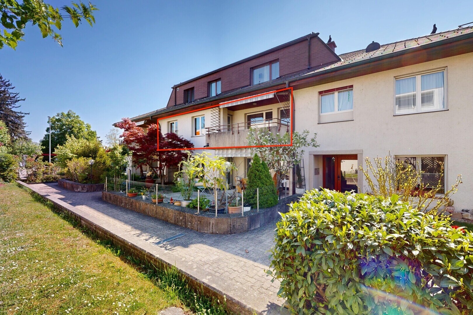 außenansicht mit balkon, stuckverkleidung, und day time