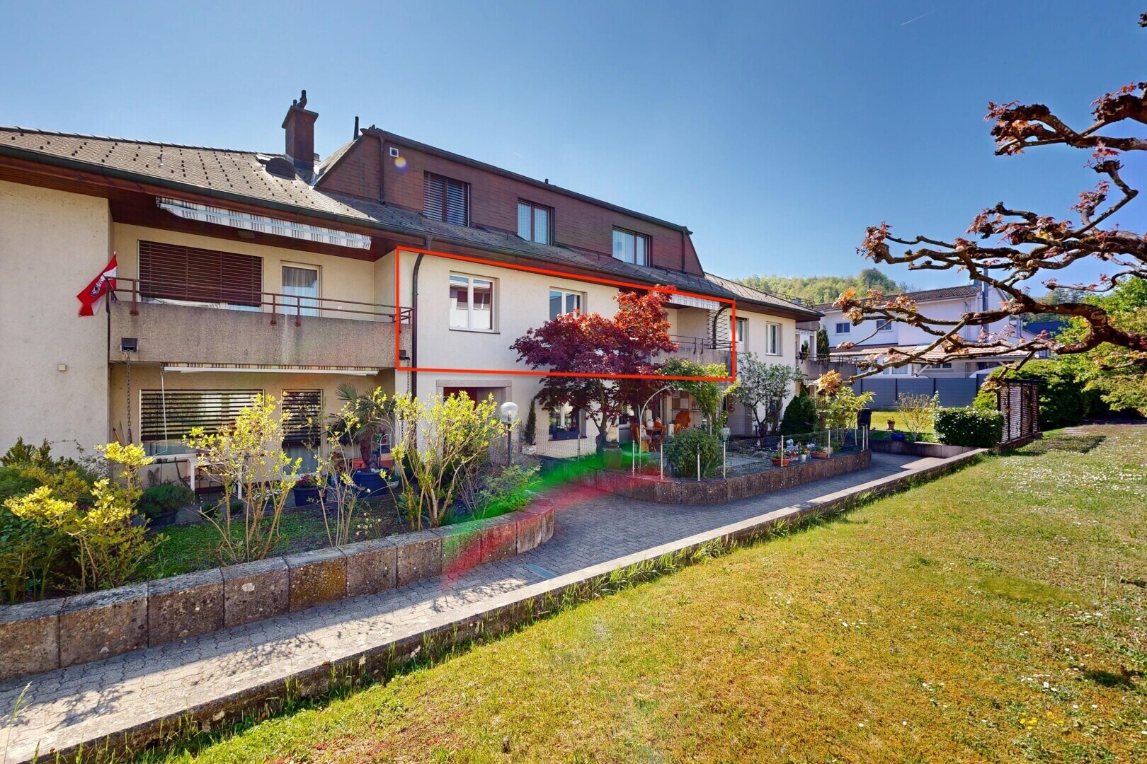 außenansicht mit rasen, stuckverkleidung, day time, balkon, und schornstein