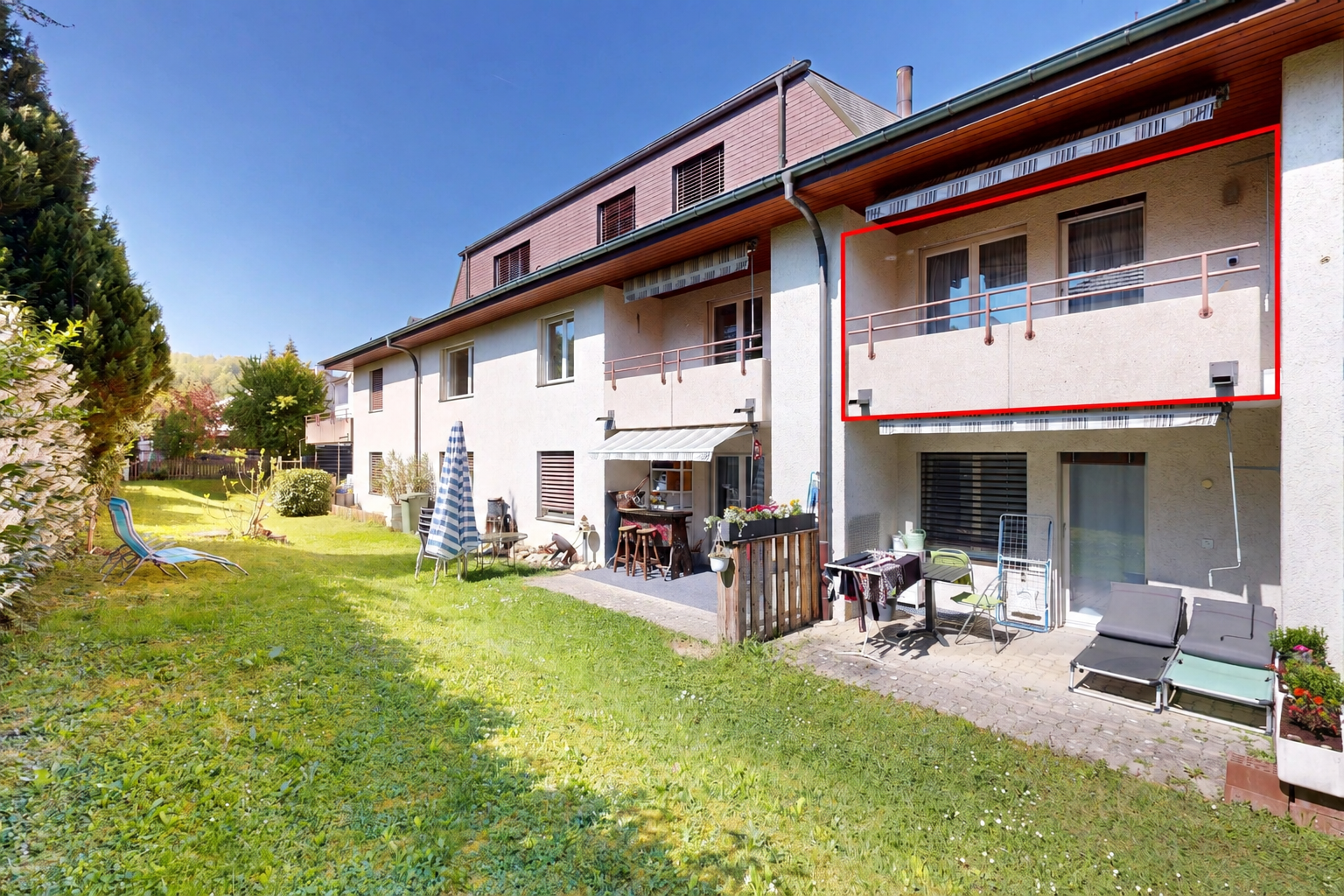 außenansicht mit markise, stuckverkleidung, balkon, rasen, und day time