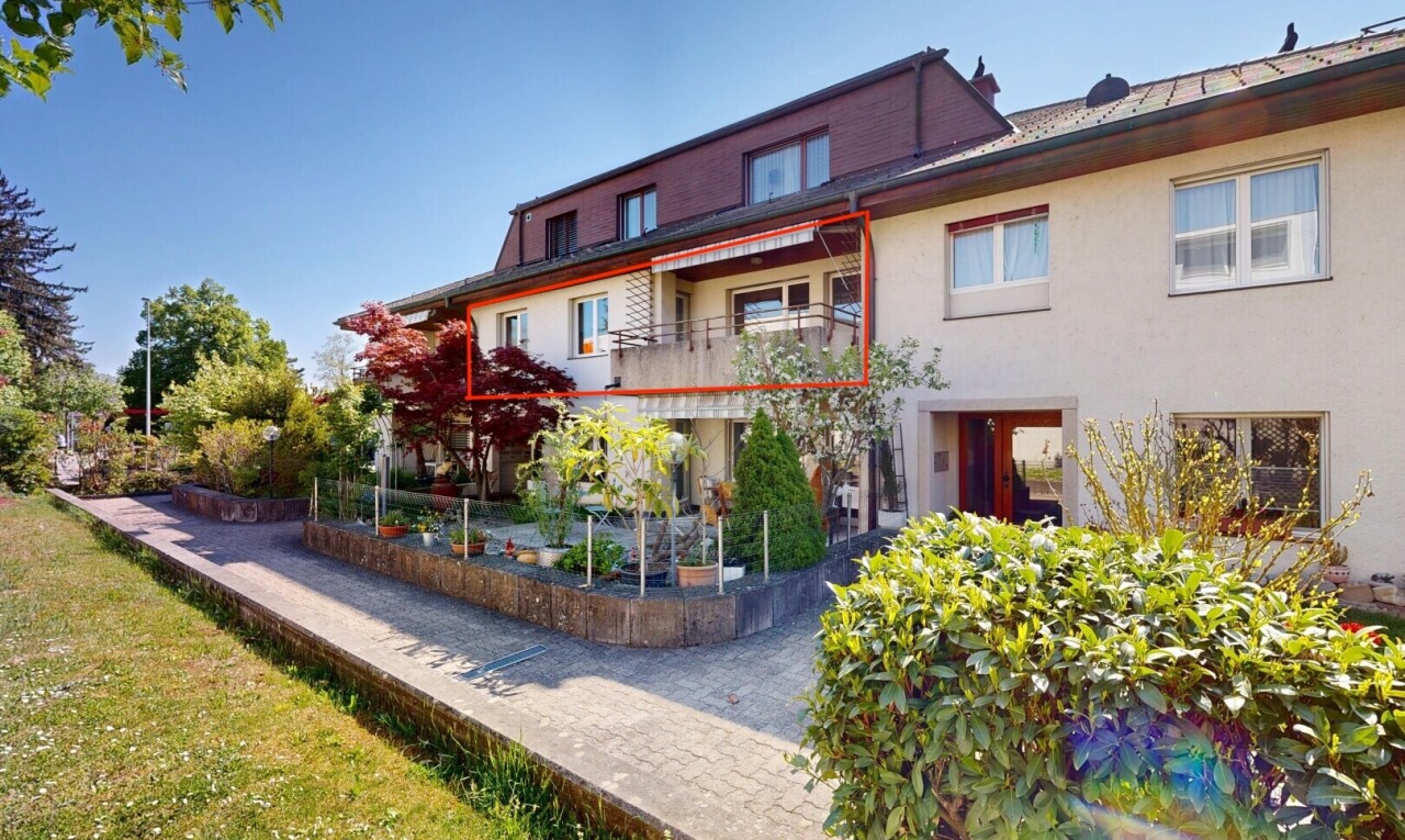 außenansicht mit balkon, stuckverkleidung, und day time