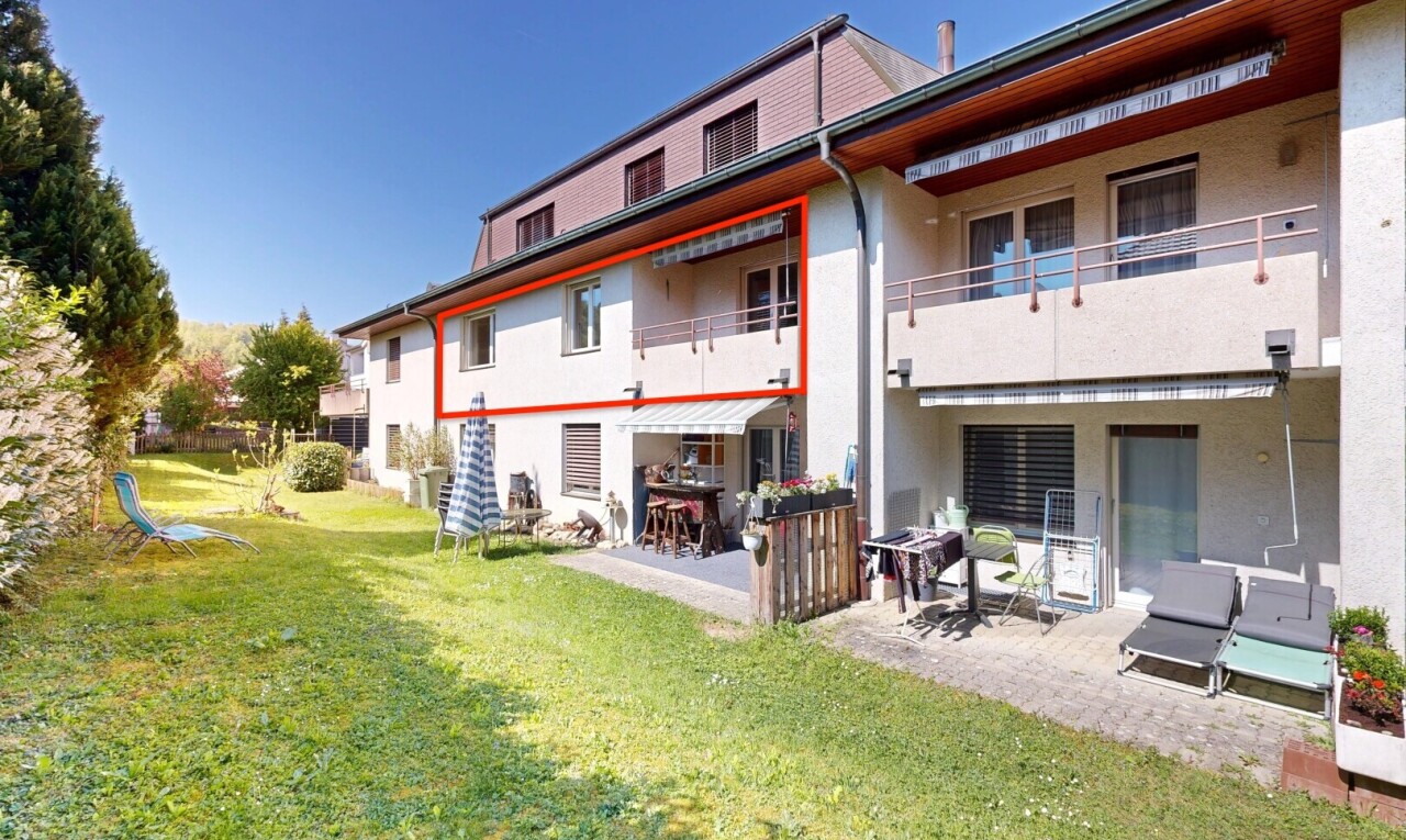façade avec auvent, pelouse, terrasse, bardage en stuc, et balcon