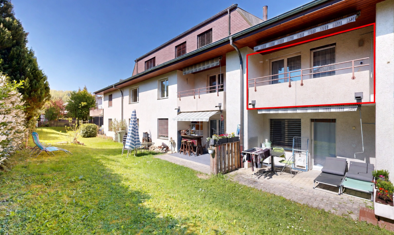 außenansicht mit markise, stuckverkleidung, balkon, rasen, und day time