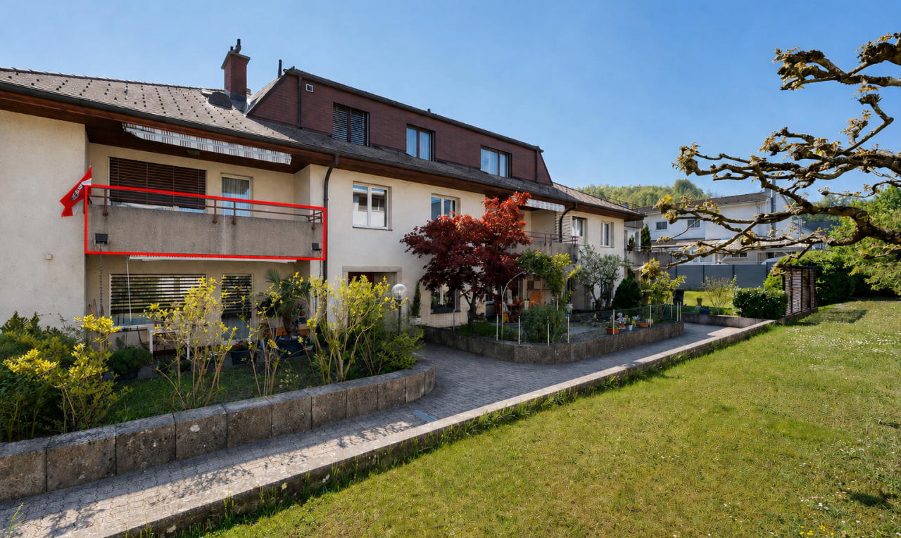 außenansicht mit markise, rasen, stuckverkleidung, day time, und schornstein