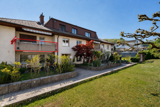 außenansicht mit markise, rasen, stuckverkleidung, day time, und schornstein