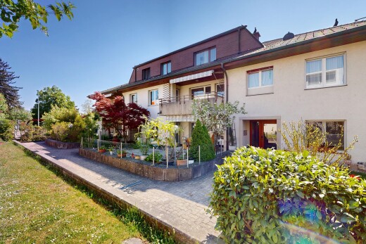 außenansicht mit balkon, stuckverkleidung, day time, und rasen