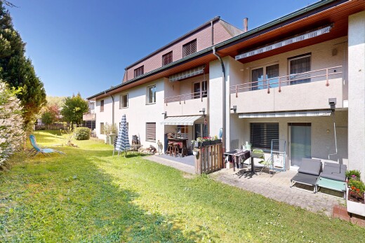 außenansicht mit balkon, stuckverkleidung, rasen, markise, und day time
