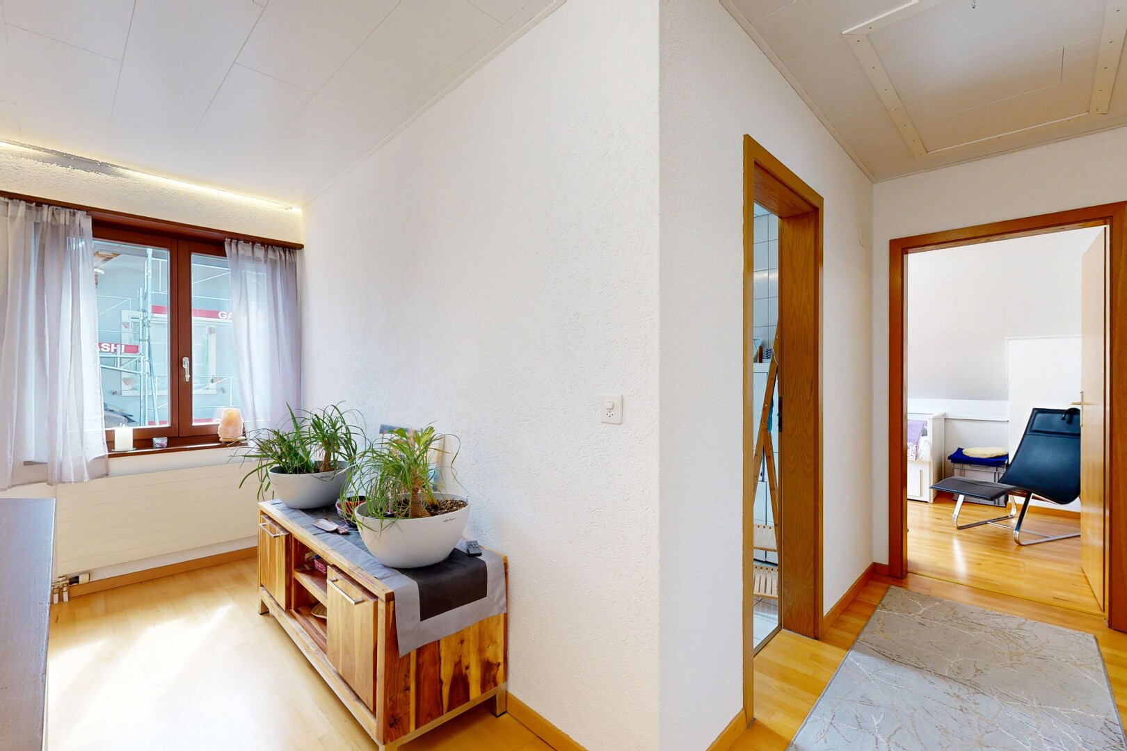 halle / korridor mit holzfußboden, wood finish floor, inside property, natürliches licht, und natural light