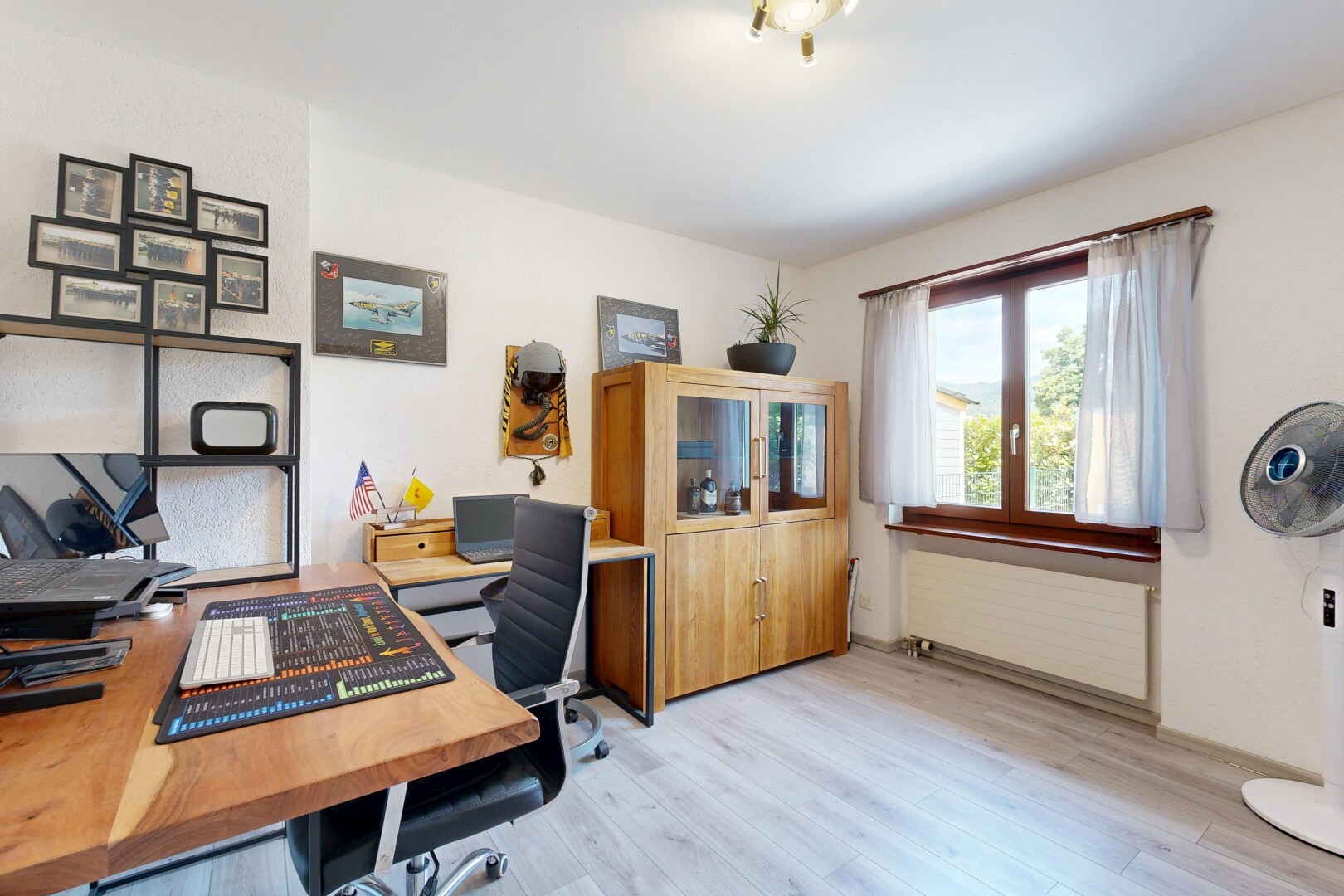 büro mit light floor, bürobereich, kühler, inside property, und natürliches licht