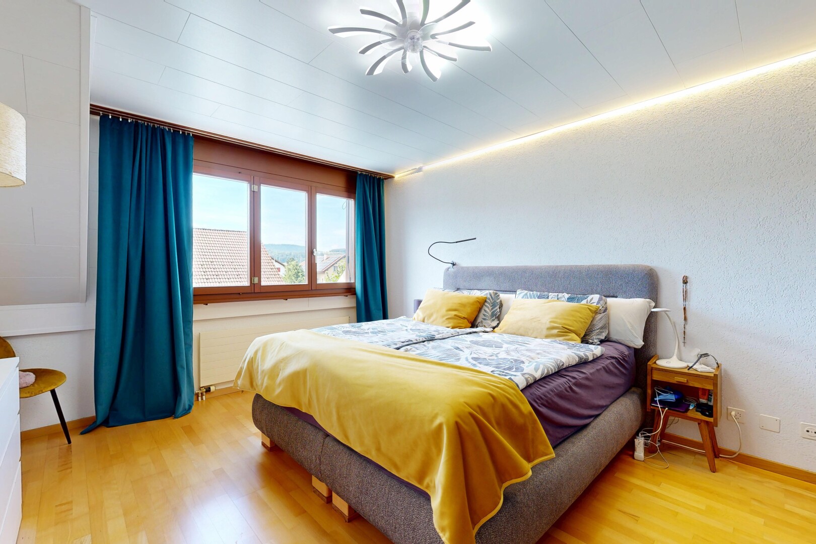 zimmer / schlafzimmer mit natürliches licht, natural light, inside property, holzfußboden, und wood finish floor