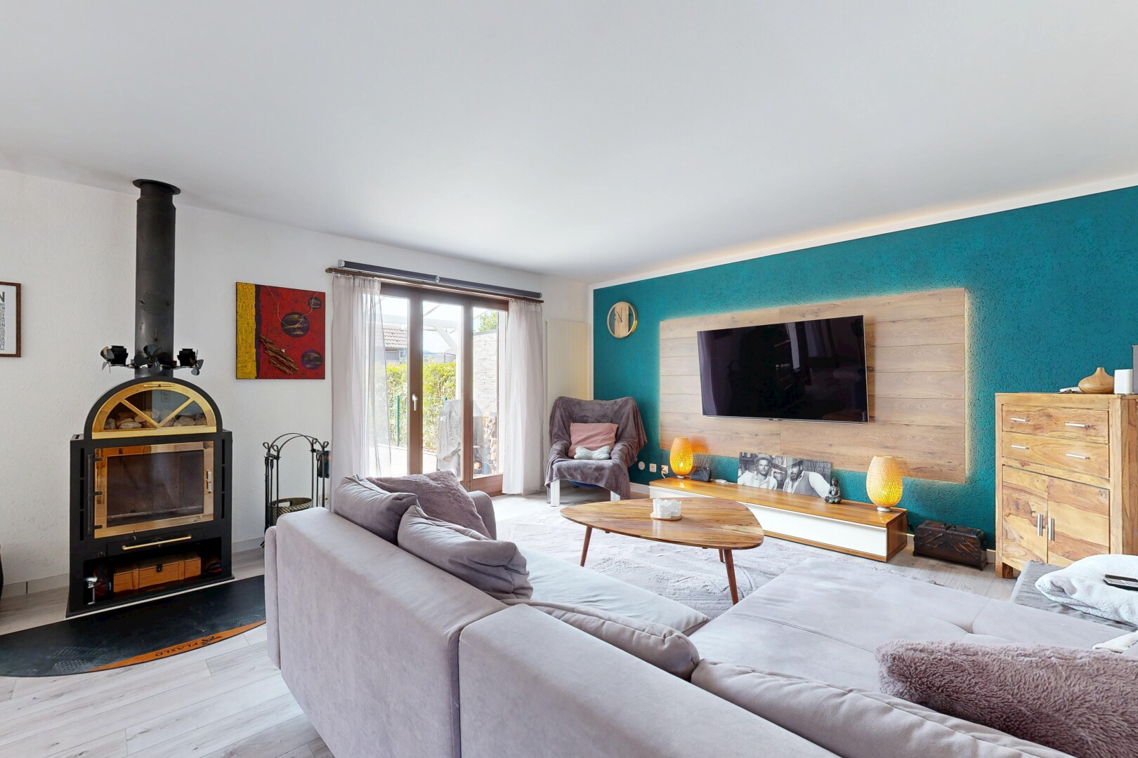 wohnzimmer mit holzofen, gipskartonwand, drywall, natürliches licht, und natural light