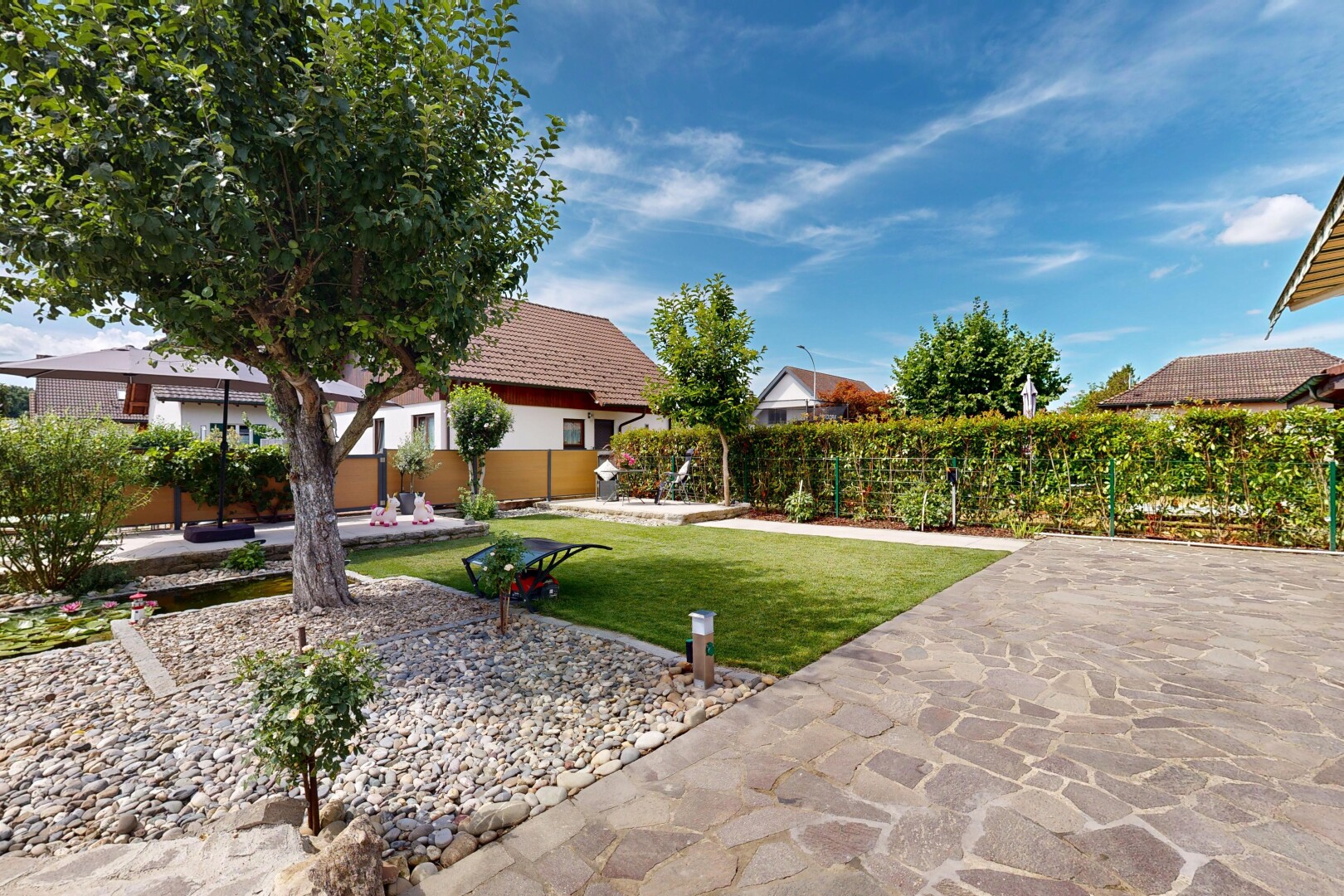 garten mit from property, day time, rasen, und zaun