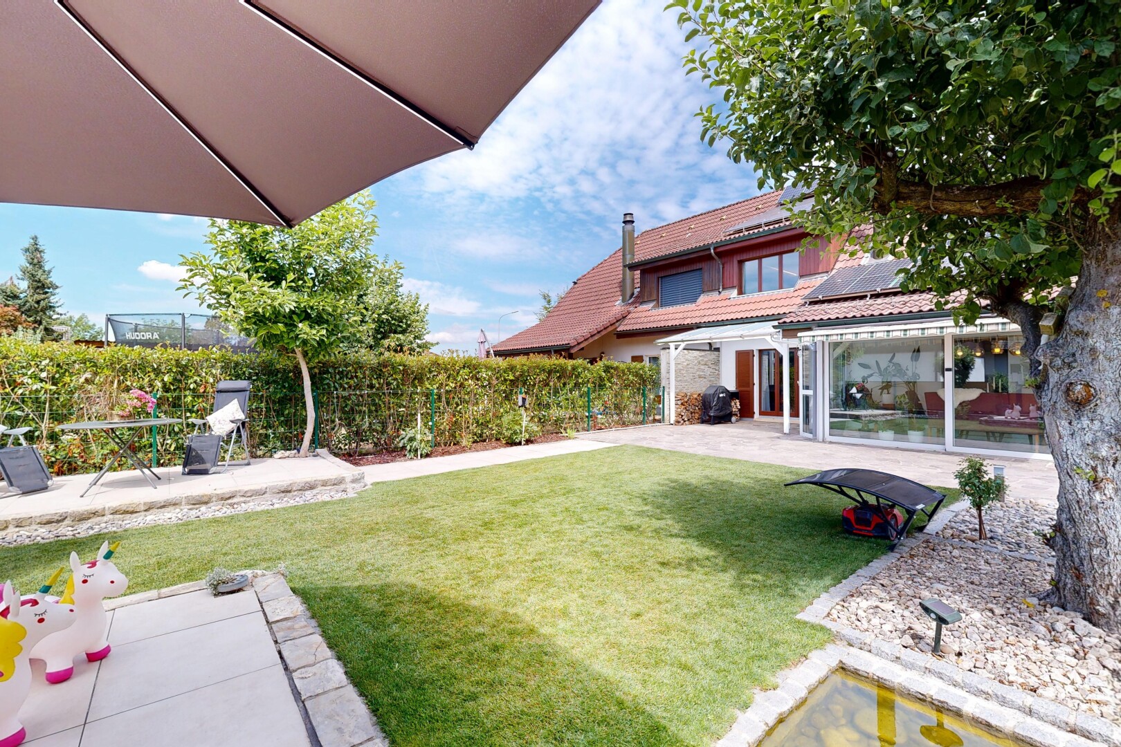 garten mit from property, zaun, day time, und rasen