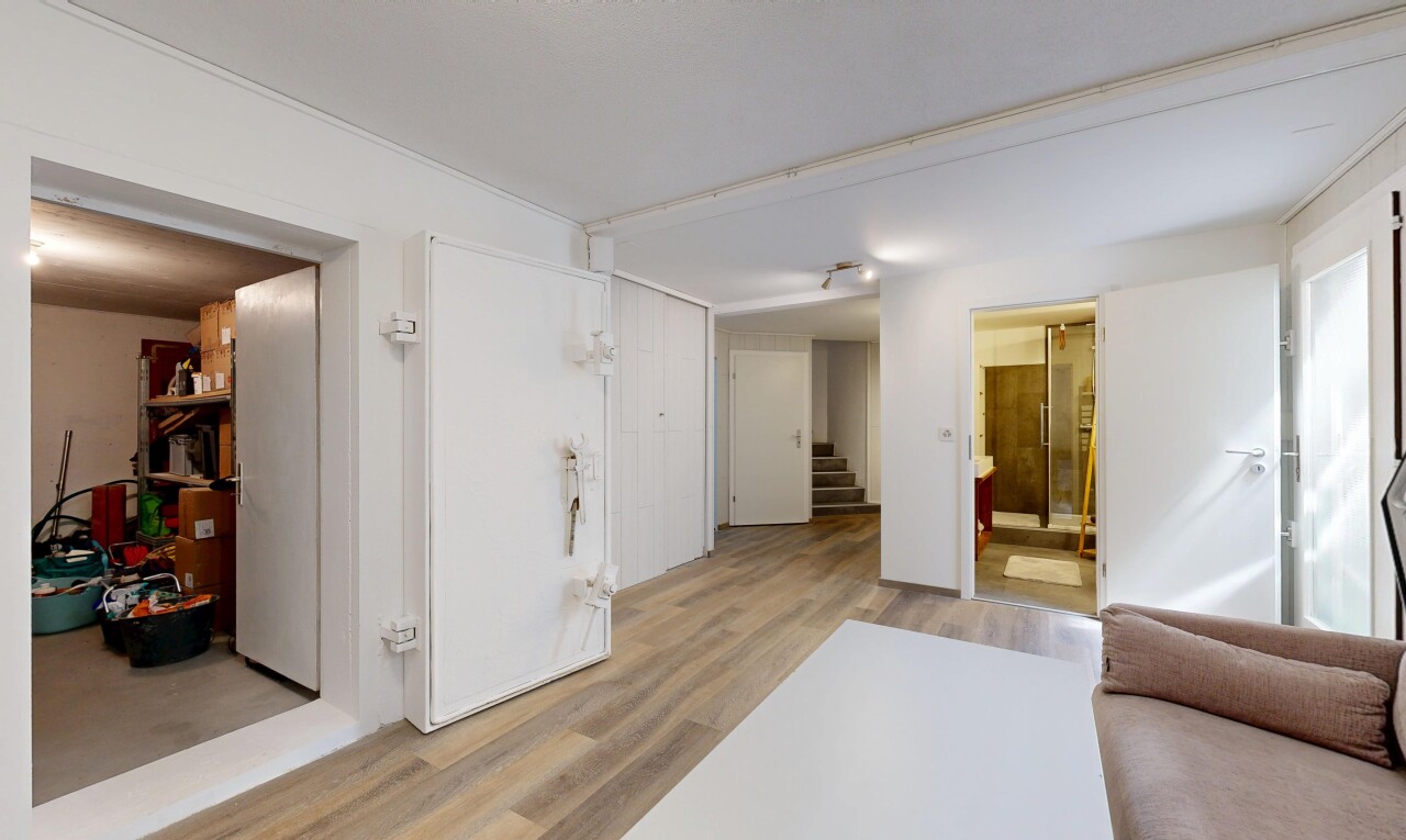 wohnzimmer mit inside property, holzfußboden, wood finish floor, treppen, und gipskartonwand