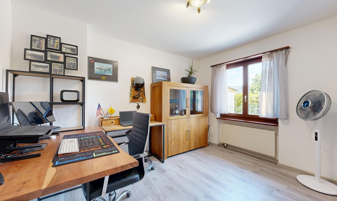 büro mit light floor, bürobereich, kühler, inside property, und natürliches licht