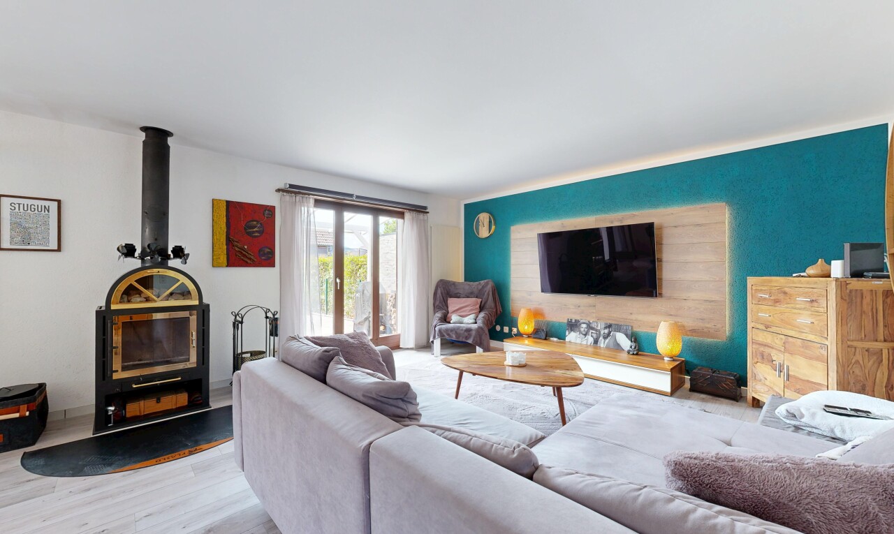 wohnzimmer mit holzofen, gipskartonwand, drywall, natürliches licht, und natural light