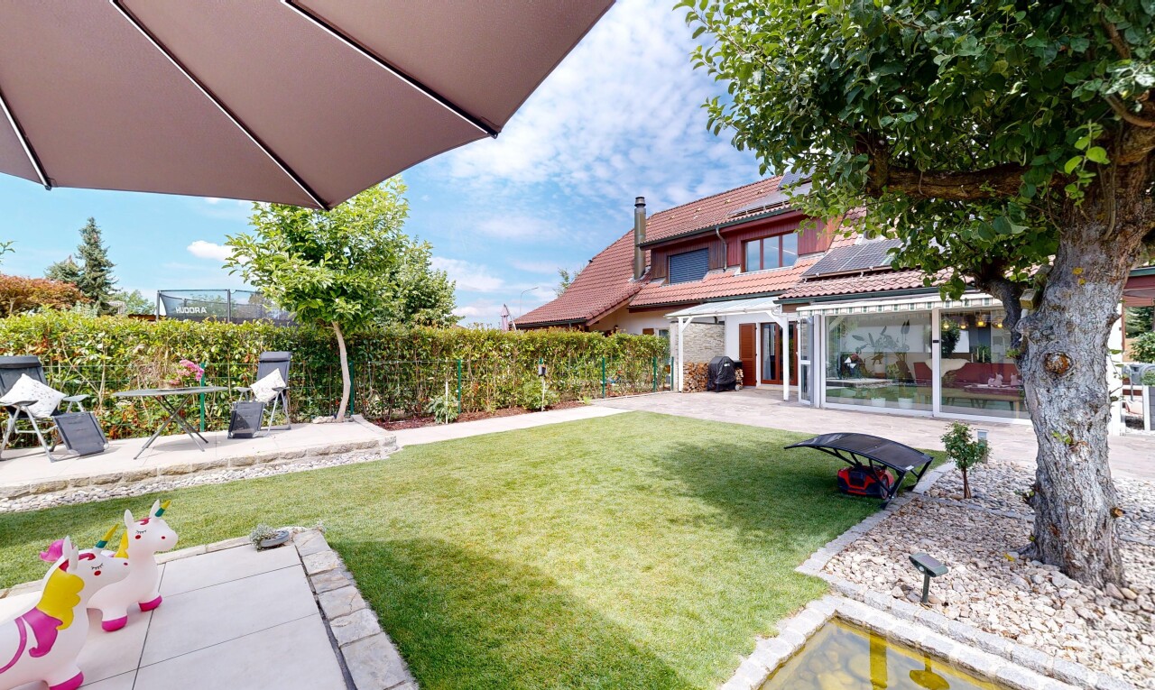 garten mit from property, zaun, day time, und rasen