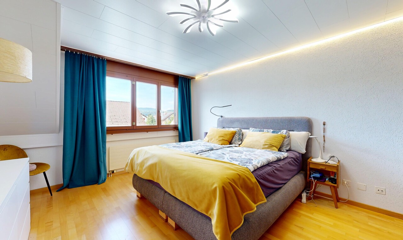 zimmer / schlafzimmer mit natürliches licht, natural light, inside property, holzfußboden, und wood finish floor