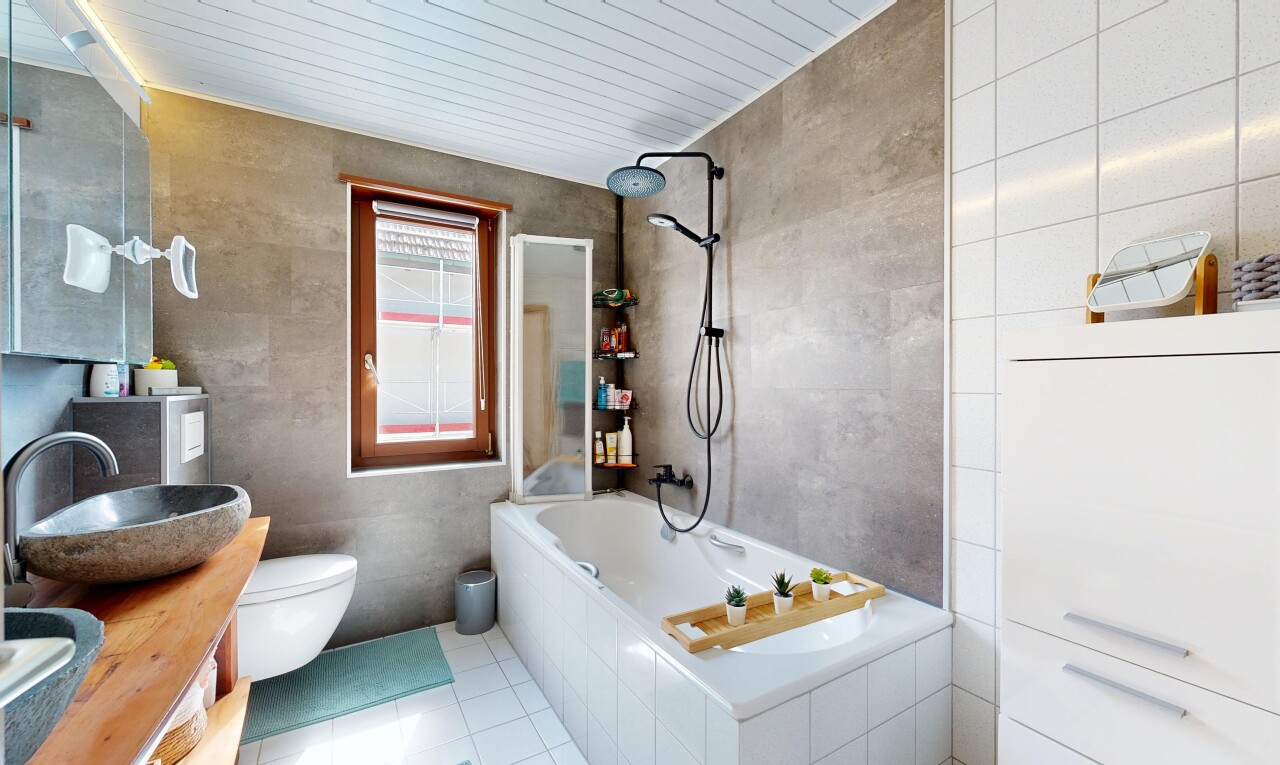 bad mit spiegel, komplettes badezimmer, schminktisch, kombiniertes bad / dusche, und waschbecken