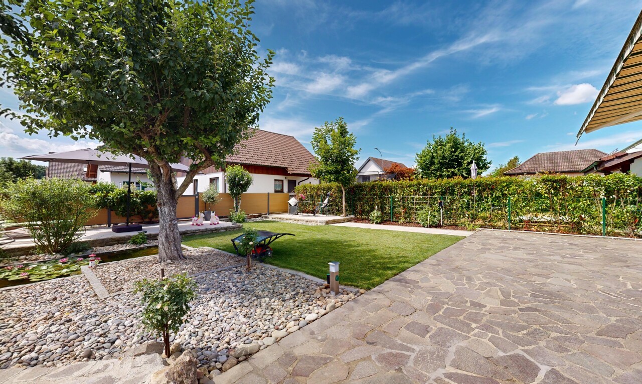 garten mit from property, day time, rasen, und zaun