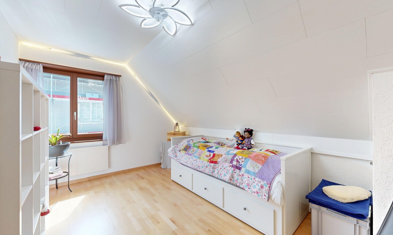 zimmer / schlafzimmer mit zusätzliches zimmer, holzfußboden, wood finish floor, dachschräge, und vaulted ceiling