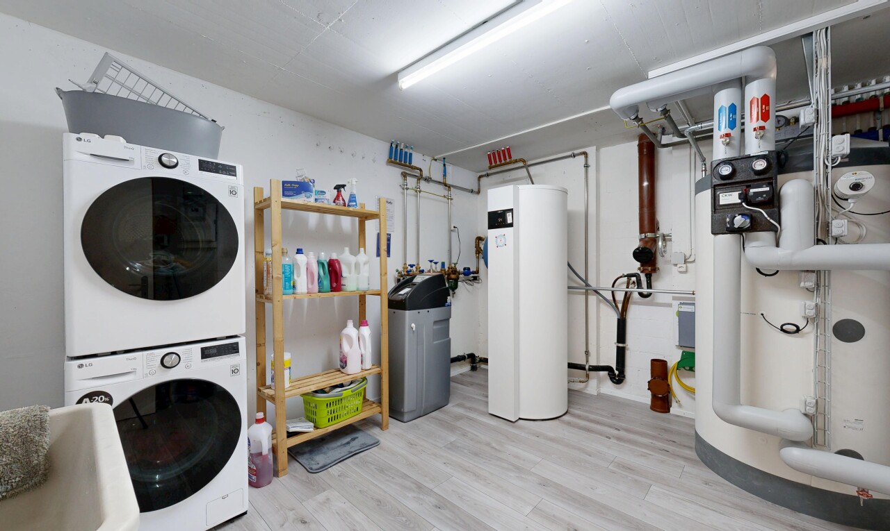 wäschekammer mit inside property, waschturm, holzfußboden, wood finish floor, und keller
