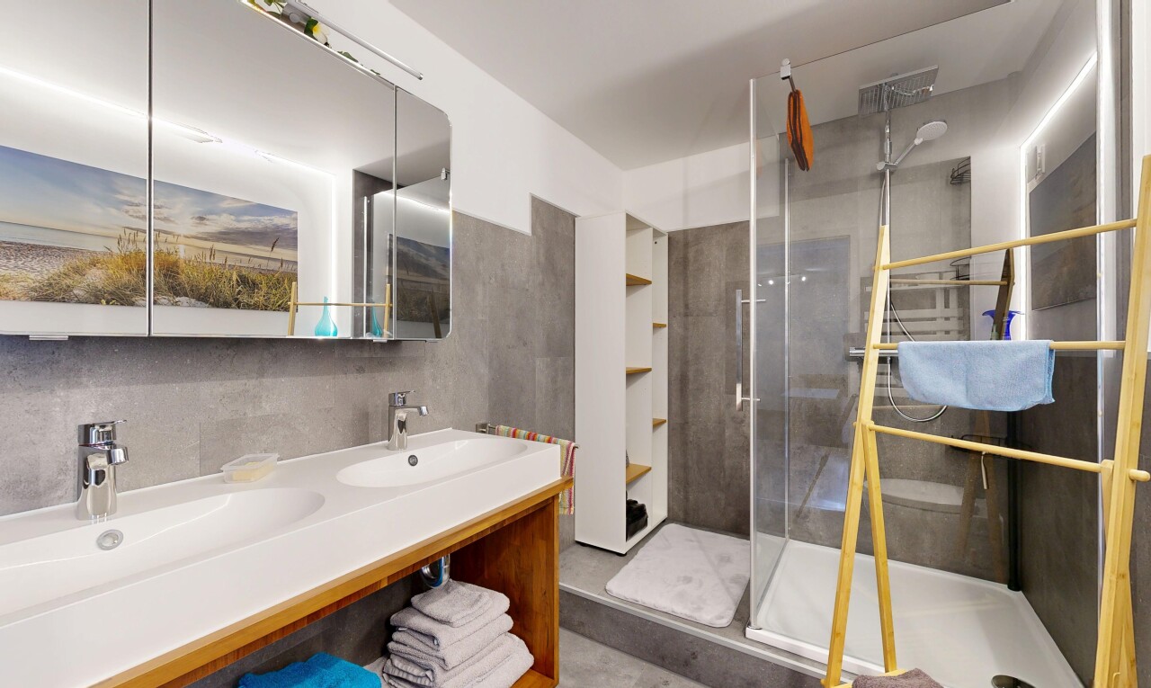 bad mit doppelwaschtisch, dusche, komplettes badezimmer, inside property, und waschbecken