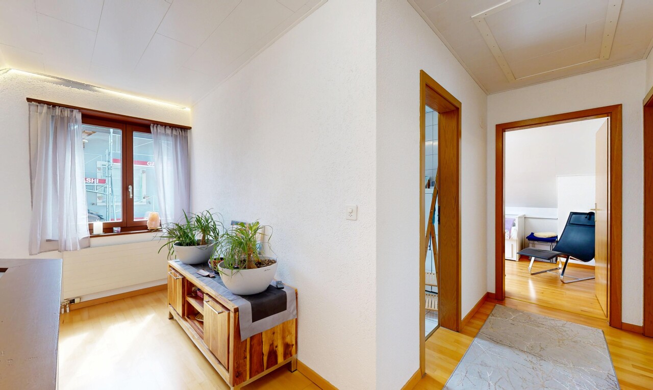 halle / korridor mit holzfußboden, wood finish floor, inside property, natürliches licht, und natural light
