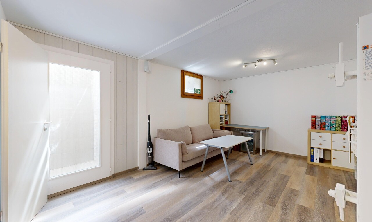 wohnzimmer mit inside property, holzfußboden, wood finish floor, keller, und gipskartonwand