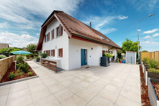 außenansicht mit stuckverkleidung, zaun, property visible, außenansicht, und day time