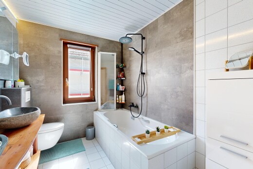bad mit spiegel, komplettes badezimmer, schminktisch, kombiniertes bad / dusche, und waschbecken