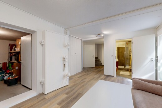 salon avec inside property, sol en finition bois, wood finish floor, escaliers, et cloison sèche