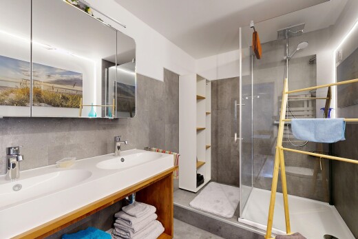 bad mit doppelwaschtisch, dusche, komplettes badezimmer, inside property, und waschbecken