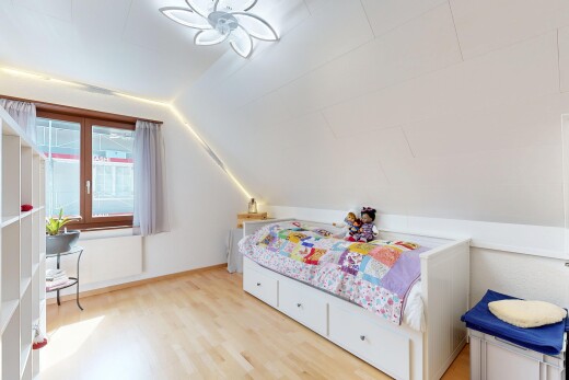 chambre avec pièce supplémentaire, sol en finition bois, wood finish floor, plafond voûté, et vaulted ceiling