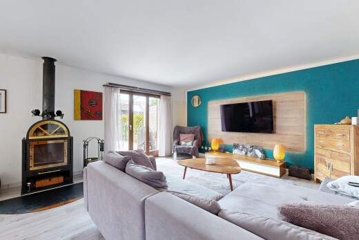 wohnzimmer mit holzofen, gipskartonwand, drywall, natürliches licht, und natural light