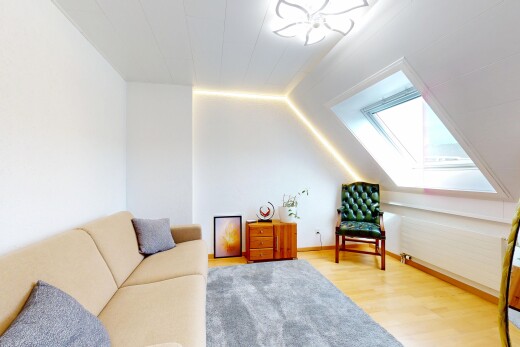 salon avec sol en finition bois, wood finish floor, puits de lumière, lumière naturelle, et natural light