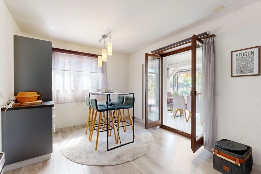 esszimmer mit inside property, natürliches licht, natural light, holzfußboden, und wood finish floor