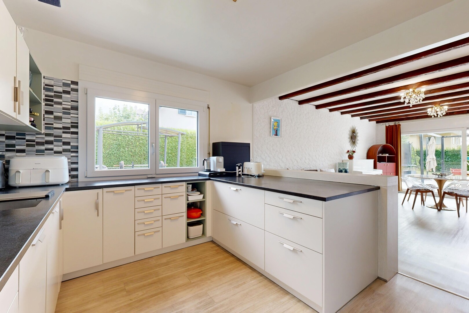cuisine avec plans de travail, étagères ouvertes, sol en finition bois, wood finish floor, et inside property