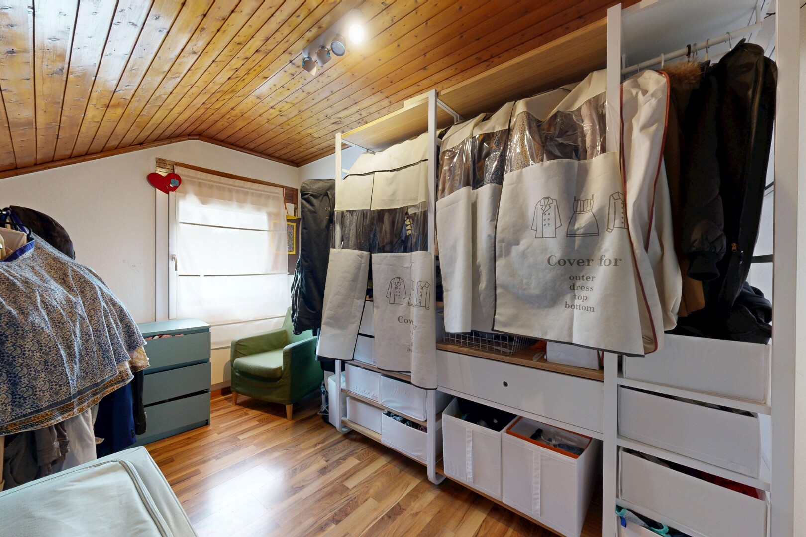 dressing avec wood finish floor, sol en finition bois, vaulted ceiling, et plafond voûté