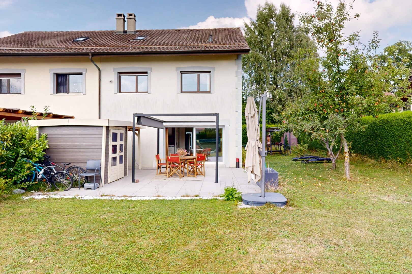 façade avec pelouse, property visible, day time, bardage en stuc, et terrasse