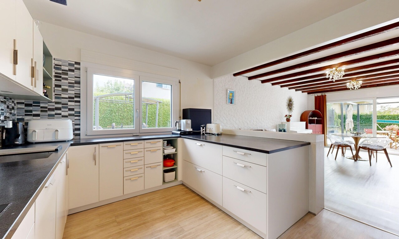 cuisine avec plans de travail, étagères ouvertes, sol en finition bois, wood finish floor, et inside property