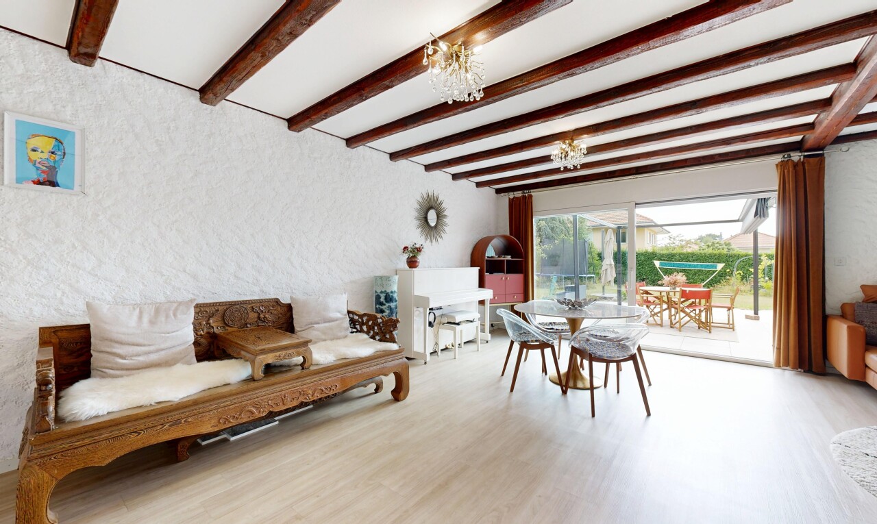 salon / salle à manger avec beamed ceiling, plafond à poutres, inside property, natural light, et lumière naturelle