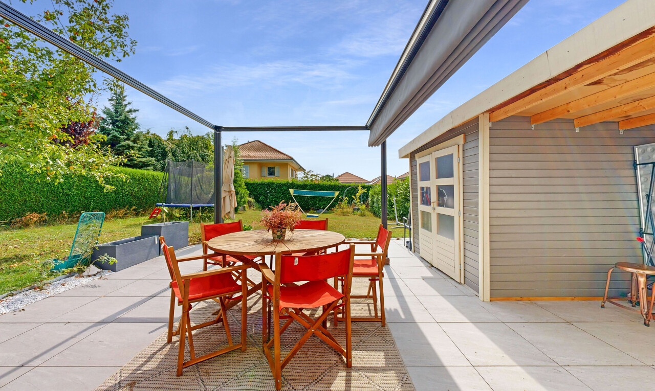 terrasse avec trampoline, coin repas extérieur, terrasse, day time, et from property