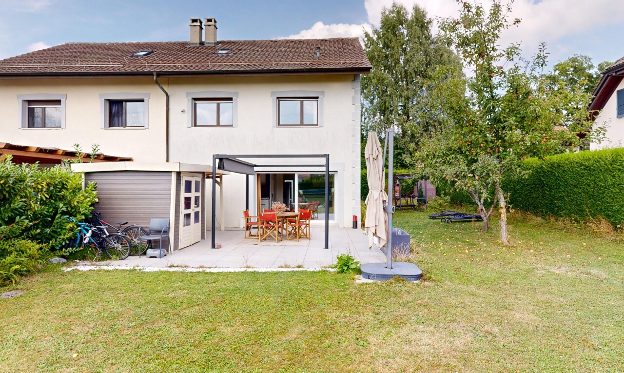 façade avec pelouse, property visible, day time, bardage en stuc, et terrasse