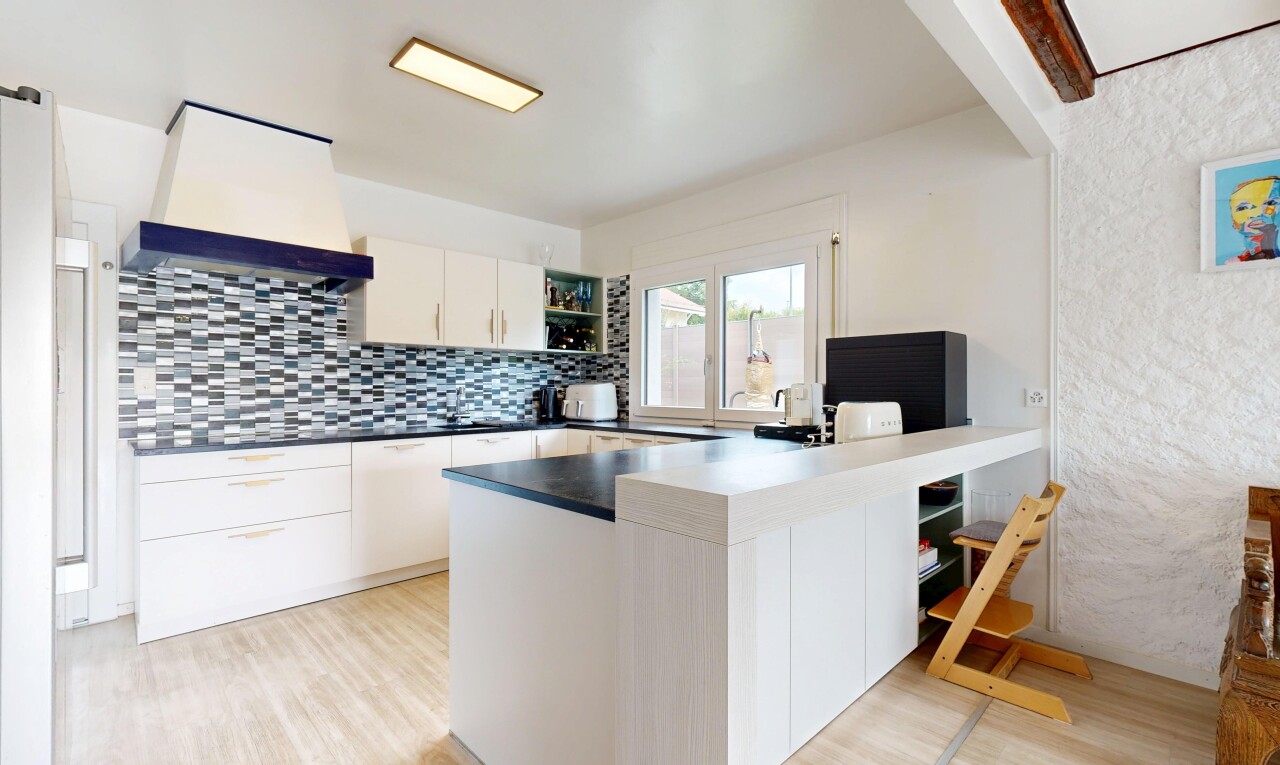 cuisine avec dosseret, backsplash, hotte, lumière naturelle, et natural light