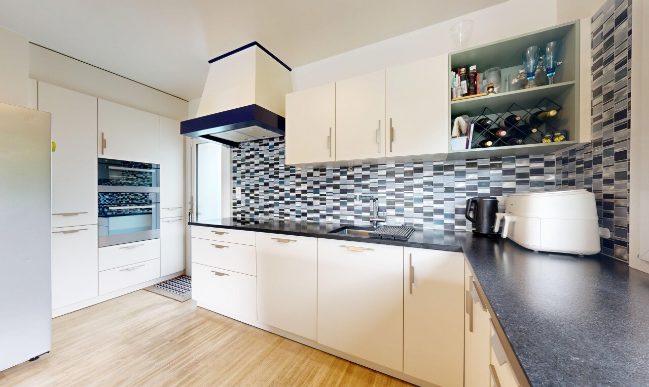cuisine avec étagères ouvertes, plans de travail, wood finish floor, sol en finition bois, et backsplash